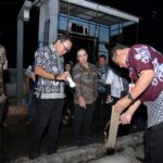 Wali Kota Semarang Agustina Wilujeng meninjau Tambak Lorok pada malam hari untuk mempercepat penanganan rob.