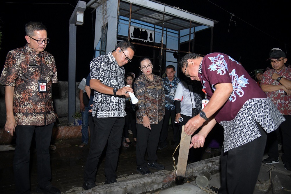 Wali Kota Semarang Agustina Wilujeng meninjau Tambak Lorok pada malam hari untuk mempercepat penanganan rob.