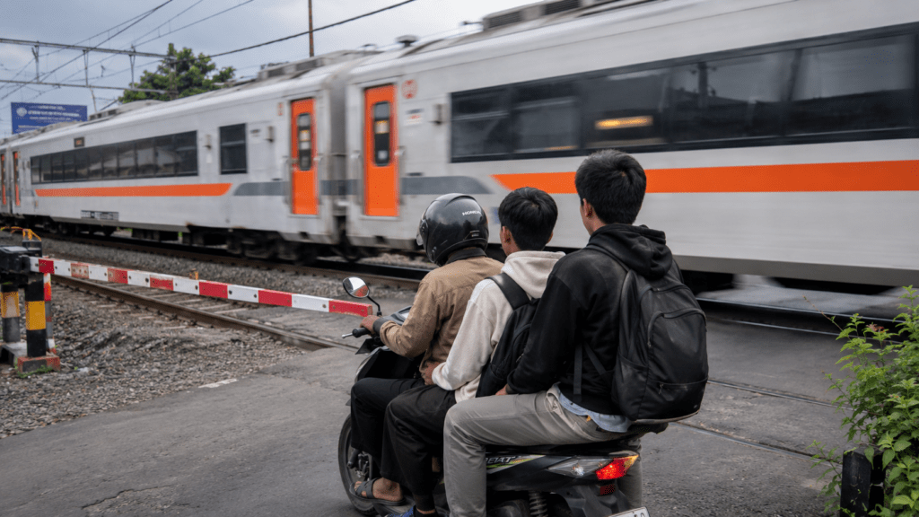 Korban kecelakaan sepeda motor yang tertemper kereta barang di perlintasan Jalan Kokrosono, Semarang, bertambah menjadi dua orang.