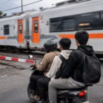 Korban kecelakaan sepeda motor yang tertemper kereta barang di perlintasan Jalan Kokrosono, Semarang, bertambah menjadi dua orang.