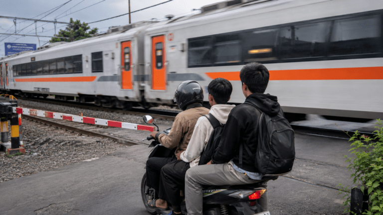 Korban kecelakaan sepeda motor yang tertemper kereta barang di perlintasan Jalan Kokrosono, Semarang, bertambah menjadi dua orang.