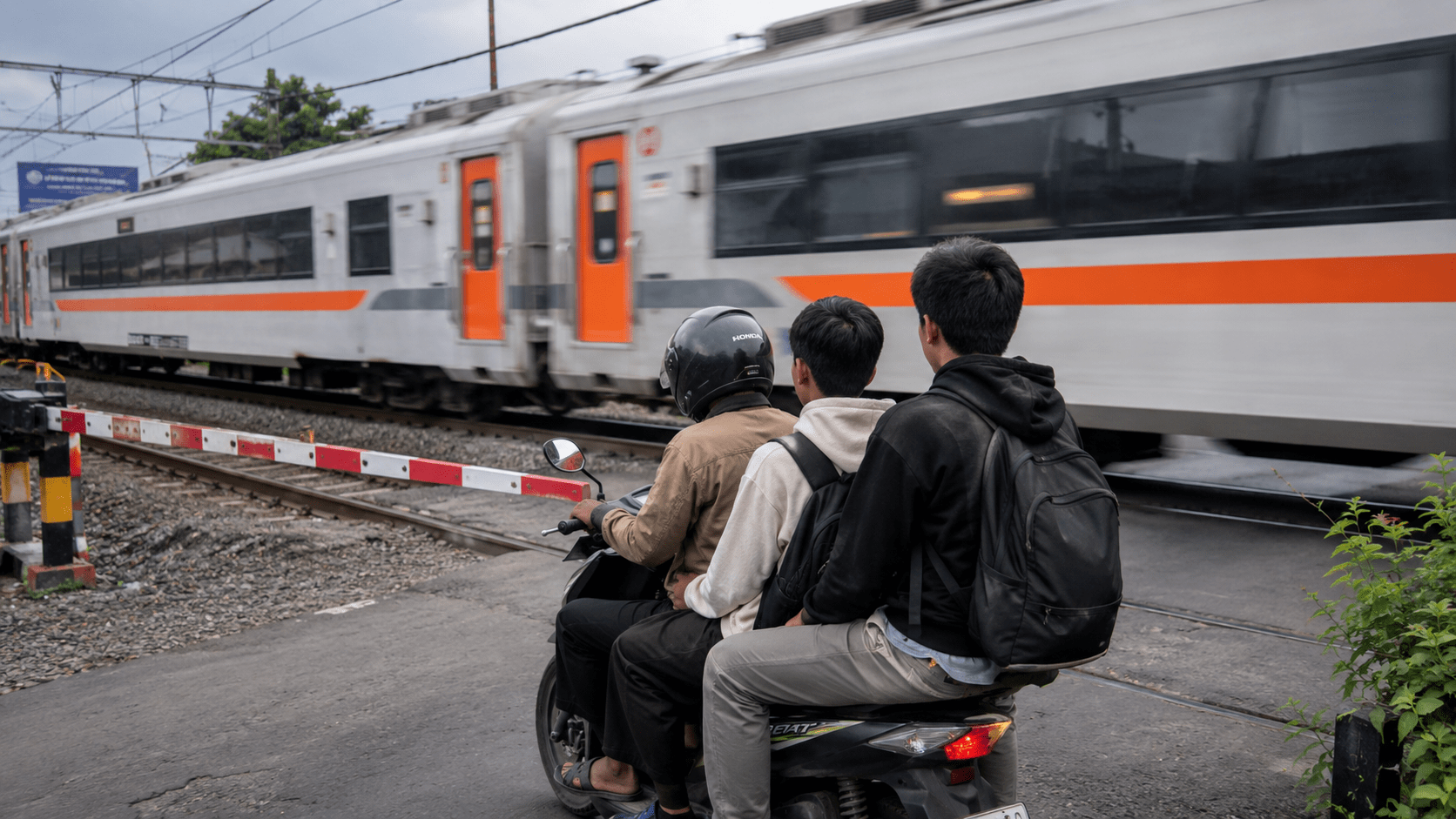 Korban kecelakaan sepeda motor yang tertemper kereta barang di perlintasan Jalan Kokrosono, Semarang, bertambah menjadi dua orang.