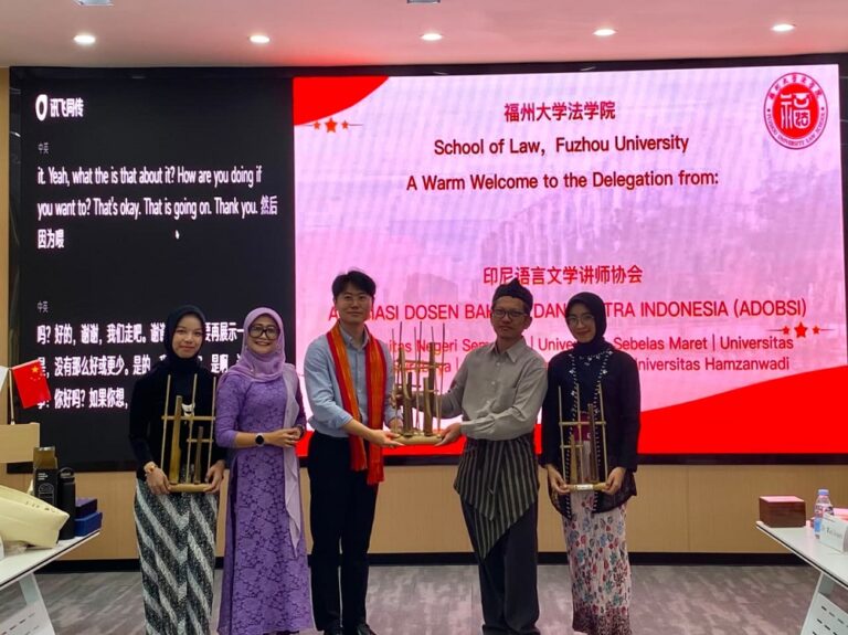 Universitas Negeri Semarang (UNNES) memperkuat diplomasi bahasa Indonesia di China melalui pengiriman dua dosen sebagai visiting lecturer di Fuzhou University.