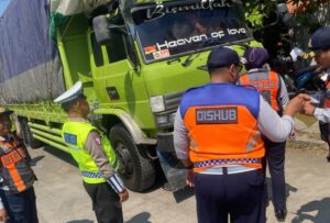 Dishub Kota Semarang bersama KAI Daop 4 Semarang meninjau perlintasan kereta api JPL 8 Alastua untuk mengevaluasi aspek keselamatan, rambu, dan kondisi jalan guna menekan risiko kecelakaan di perlintasan sebidang.