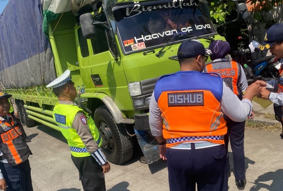 Dishub Kota Semarang bersama KAI Daop 4 Semarang meninjau perlintasan kereta api JPL 8 Alastua untuk mengevaluasi aspek keselamatan, rambu, dan kondisi jalan guna menekan risiko kecelakaan di perlintasan sebidang.