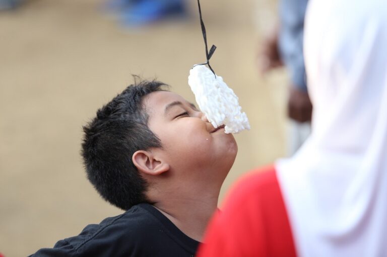 Sinyal Telkomsel kini menjangkau Desa Gunungwangi, Purworejo. Kehadiran BTS membuka peluang baru bagi UMKM gula aren, kopi gunung, dan kambing Etawa
