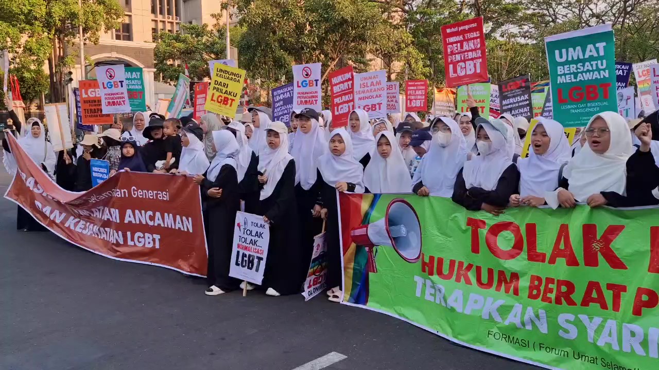 Ribuan peserta aksi Formasi Kota Semarang menggelar aksi damai di depan Kantor Gubernur Jawa Tengah, Minggu (23/8/2026).