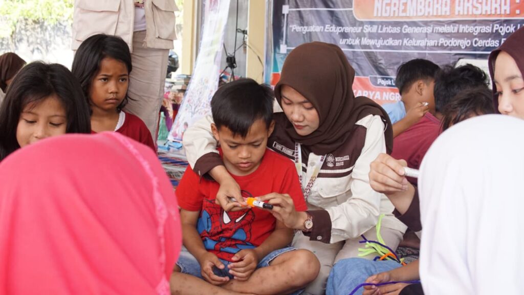 PPK Ormawa SGL PGSD UNNES mengajak 38 anak di Kelurahan Podorejo, Semarang, belajar membuat gantungan kunci dari barang bekas melalui Pojok Literasi Tunas Ngrembaka untuk meningkatkan literasi, kreativitas, life skills, dan kepedulian lingkungan.