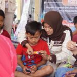 PPK Ormawa SGL PGSD UNNES mengajak 38 anak di Kelurahan Podorejo, Semarang, belajar membuat gantungan kunci dari barang bekas melalui Pojok Literasi Tunas Ngrembaka untuk meningkatkan literasi, kreativitas, life skills, dan kepedulian lingkungan.