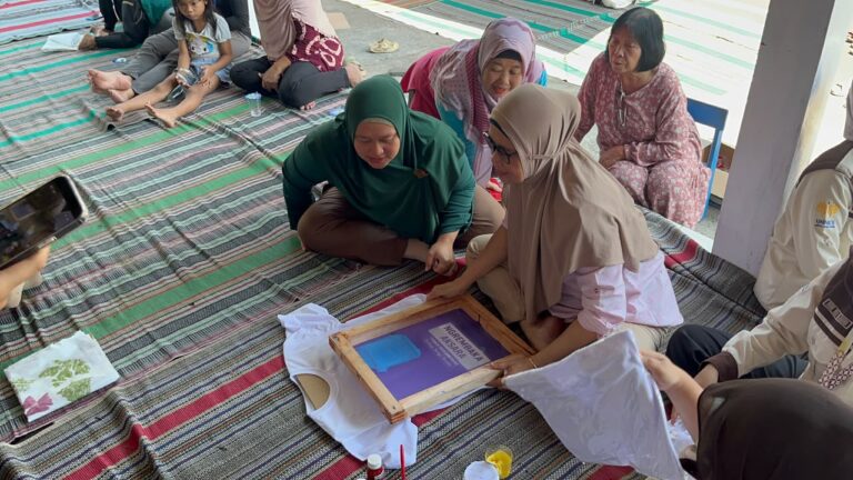 PPK Ormawa SGL PGSD UNNES menghadirkan Pojok Literasi Cakra dan Kersa Ngrembaka di Kelurahan Podorejo, Semarang.