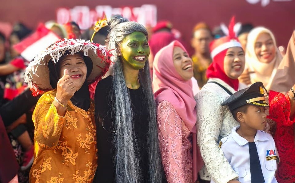 Upacara HUT ke-81 RI di Kampung Puntan, Gunungpati, Semarang, berlangsung unik.