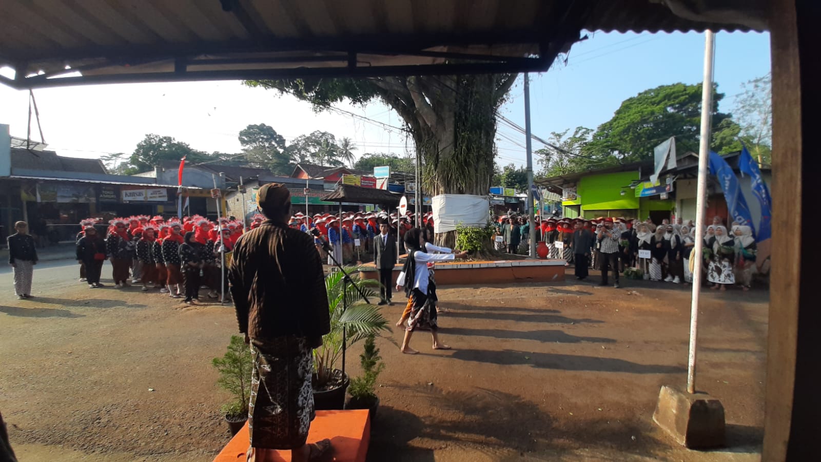 Warga RW 01 Kelurahan Kandri, Gunungpati, Kota Semarang, menggelar upacara HUT ke-81 RI dengan tema kehidupan petani.
