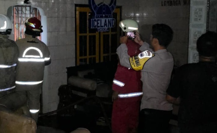 Kebakaran melanda rumah dua lantai di Mangkang Kulon, Kota Semarang, Minggu malam.
