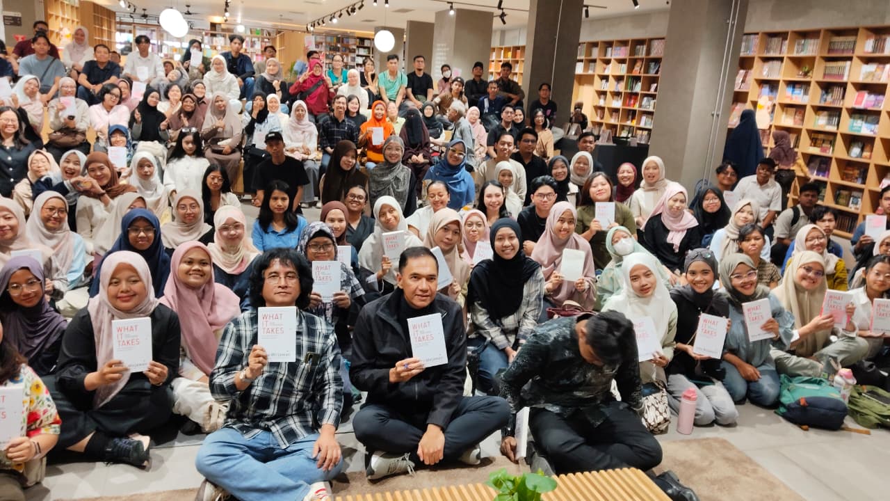 Gita Wirjawan menyoroti kesejahteraan dan gaji guru Indonesia. Ia mendorong pemerintah melakukan rekalibrasi kompensasi guru untuk menarik talenta terbaik dan memperkuat kualitas pendidikan.