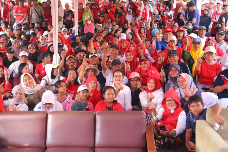 Wali Kota Semarang Agustina Wilujeng memastikan bantuan operasional Rp25 juta per RT telah dimanfaatkan warga saat menghadiri jalan sehat HUT ke-81 RI di Kelurahan Muktiharjo Kidul.