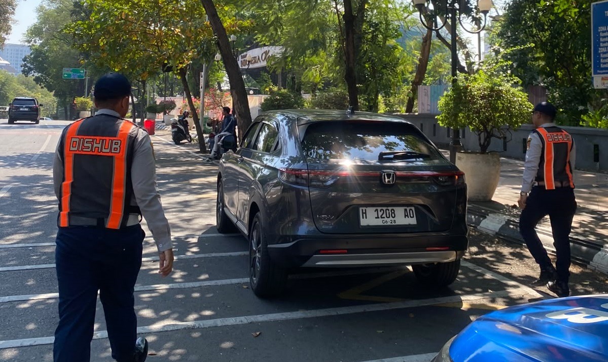 Dishub Kota Semarang menertibkan kendaraan roda dua dan roda empat yang parkir sembarangan di kawasan Taman Indonesia Kaya. Pelanggar diberi stiker sebagai peringatan agar mematuhi aturan parkir.