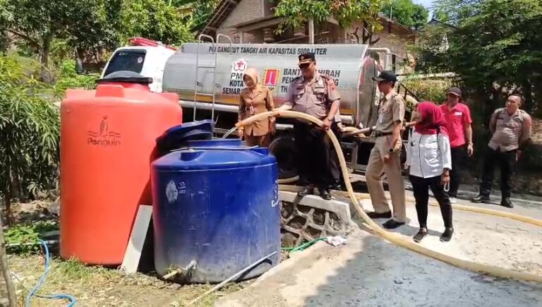 Kekeringan mulai melanda Kelurahan Jabungan, Banyumanik, Kota Semarang. PMI Kota Semarang menyalurkan 5.000 liter air bersih setelah debit mata air pegunungan menurun.