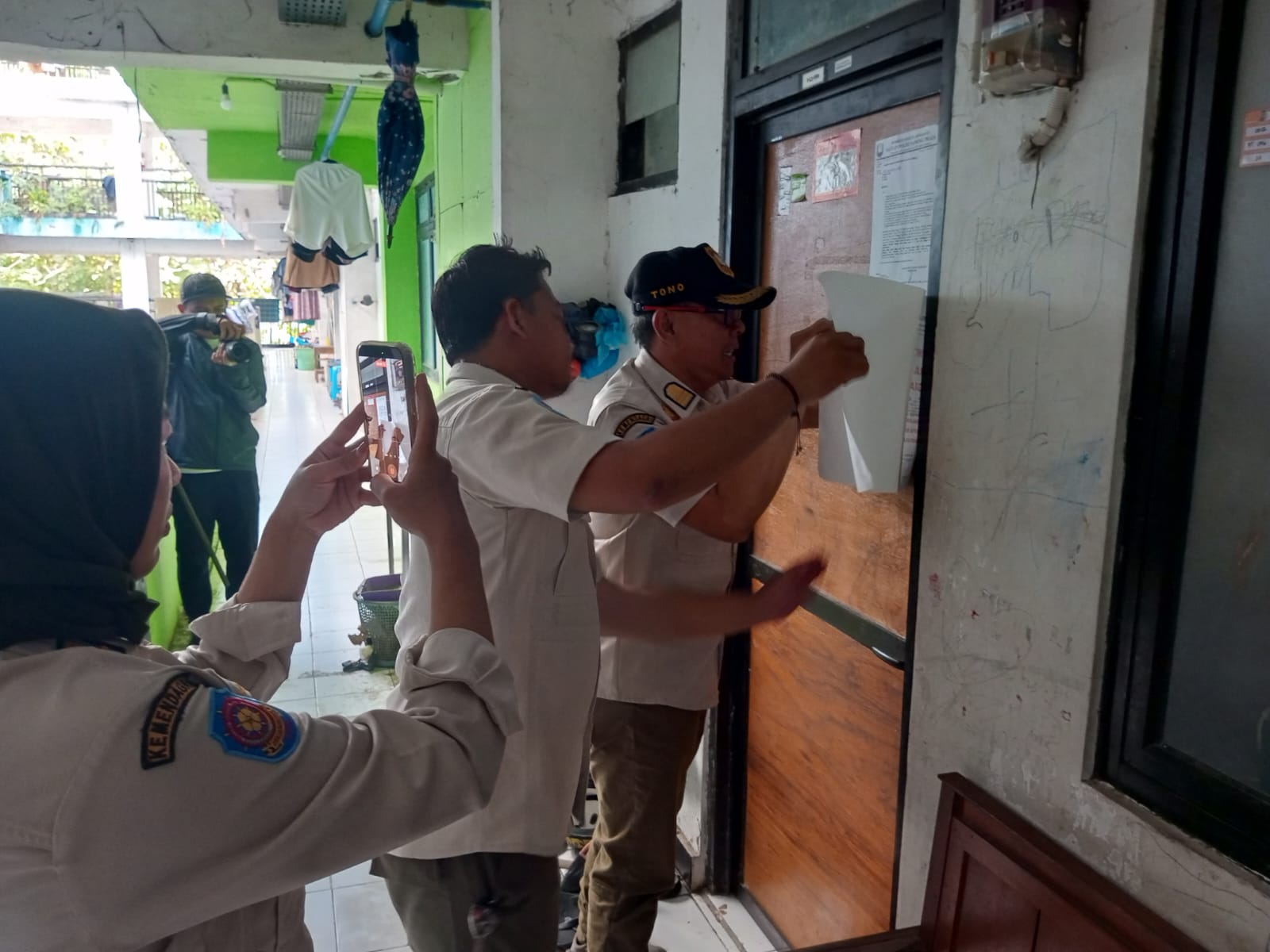 Satpol PP Kota Semarang menyegel 22 kamar Rusun Kudu, Kecamatan Genuk, pada Rabu (19/8/2026). Penyegelan dilakukan karena penghuni belum menyelesaikan tunggakan sewa.
