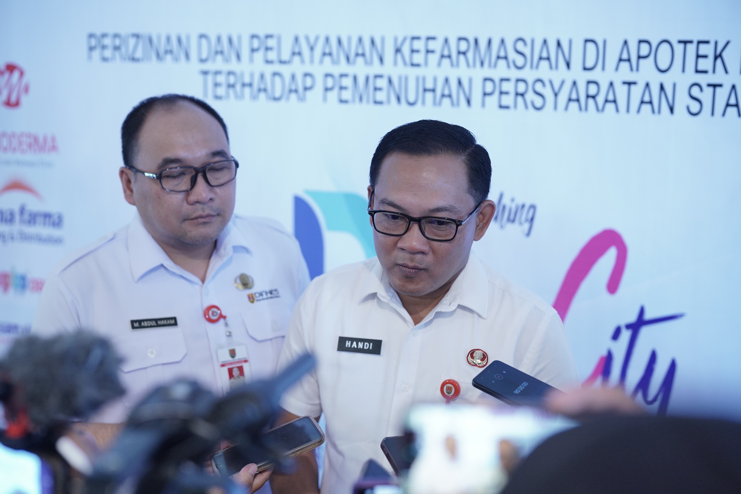 Pemkot Semarang melakukan rasionalisasi belanja APBD 2026 untuk mengantisipasi risiko gagal bayar. Belanja nonprioritas ditunda, sementara kontrak berjalan dan pelayanan publik tetap diprioritaskan.