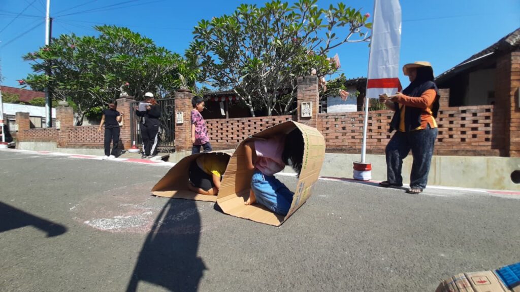 Lomba trenggiling kardus dalam perayaan HUT RI ke-81 di Kampung Pakintelan, Semarang, menyita perhatian warga.
