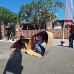 Lomba trenggiling kardus dalam perayaan HUT RI ke-81 di Kampung Pakintelan, Semarang, menyita perhatian warga.
