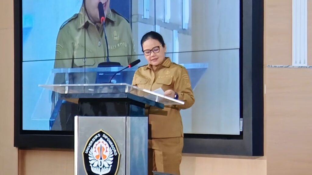Wali Kota Semarang Agustina Wilujeng saat memberikan sambutan di Undip.