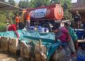 PCNU Blora bersama GP Ansor, Banser, dan BAGANA menyalurkan bantuan air bersih kepada warga terdampak kekeringan di Kecamatan Kedungtuban, Blora.