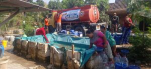 PCNU Blora bersama GP Ansor, Banser, dan BAGANA menyalurkan bantuan air bersih kepada warga terdampak kekeringan di Kecamatan Kedungtuban, Blora.