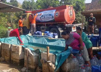 PCNU Blora bersama GP Ansor, Banser, dan BAGANA menyalurkan bantuan air bersih kepada warga terdampak kekeringan di Kecamatan Kedungtuban, Blora.