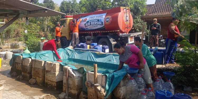 PCNU Blora bersama GP Ansor, Banser, dan BAGANA menyalurkan bantuan air bersih kepada warga terdampak kekeringan di Kecamatan Kedungtuban, Blora.