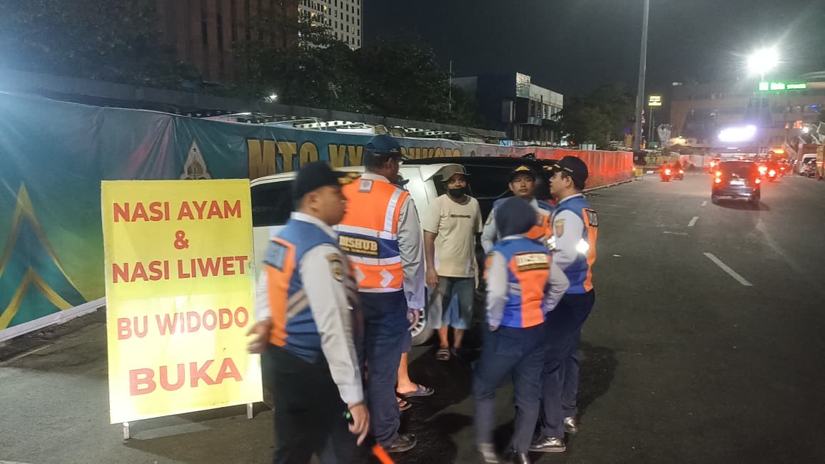 Dishub Kota Semarang memberikan sosialisasi kepada lima juru parkir di Simpang Lima terkait tarif parkir sesuai Perda dan penggunaan atribut resmi.