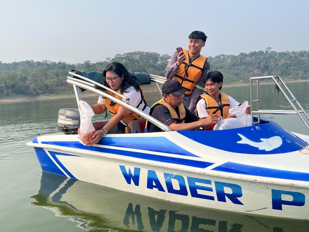 Udinus melibatkan mahasiswa baru dalam penebaran benih ikan nila di Waduk Jatibarang Semarang.