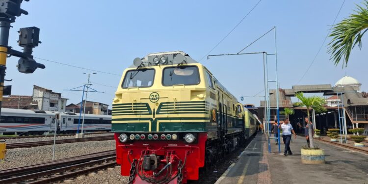 ka-argo-merbabu-vintage-livery-abl-9000-stasiun-tawang-semarang