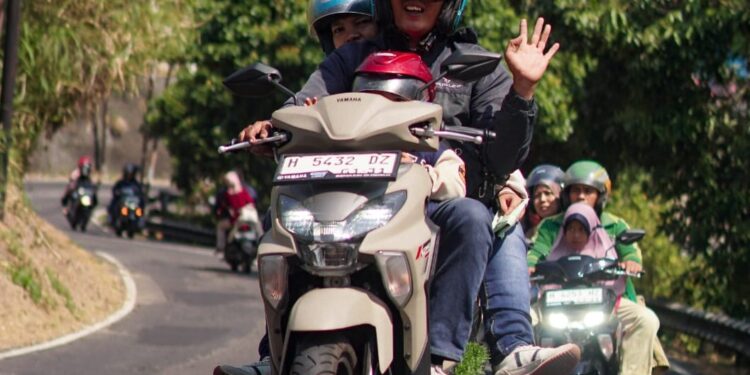 Pasangan Sovan dan Siti di Semarang mengandalkan Yamaha Gear Ultima untuk mendukung usaha ayam geprek, mengantar pesanan, hingga memenuhi kebutuhan keluarga.