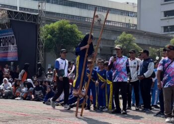 Salah seorang peserta lomba Egrang yang turut memeriahkan event Forkot KORMI Kota Semarang 2026, di Balai Kota, Minggu (4/10/26).