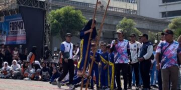 Salah seorang peserta lomba Egrang yang turut memeriahkan event Forkot KORMI Kota Semarang 2026, di Balai Kota, Minggu (4/10/26).