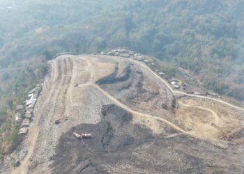 Sampah TPA Jatibarang tampak sebagian terbakar, dari atas drone, Minggu (4/10/2026).