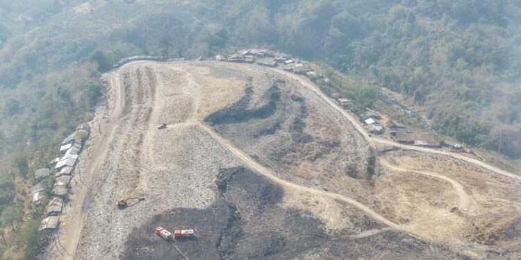 Sampah TPA Jatibarang tampak sebagian terbakar, dari atas drone, Minggu (4/10/2026).