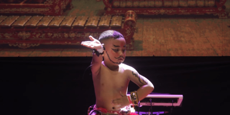 Ariendra Reiga Santoso, bocah berusia 4,5 tahun di Semarang, memiliki kegemaran menari sejak usia dini. Tanpa latihan khusus di sanggar, Reiga belajar mengikuti gerakan tari dari video YouTube